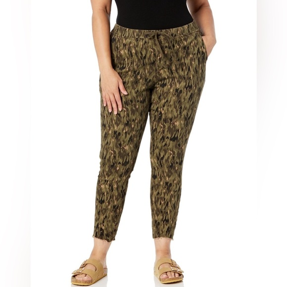 Royalty For Me Camouflage Print Jogger Capris Crop Pants size 1X NWT Plus Size - Picture 1 of 9